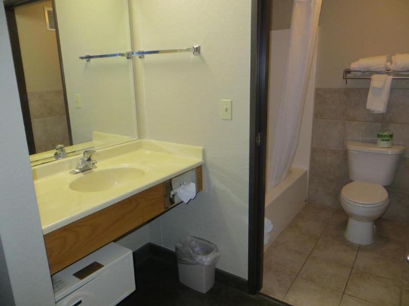 Super 8 Davenport Hotel Bagian luar foto