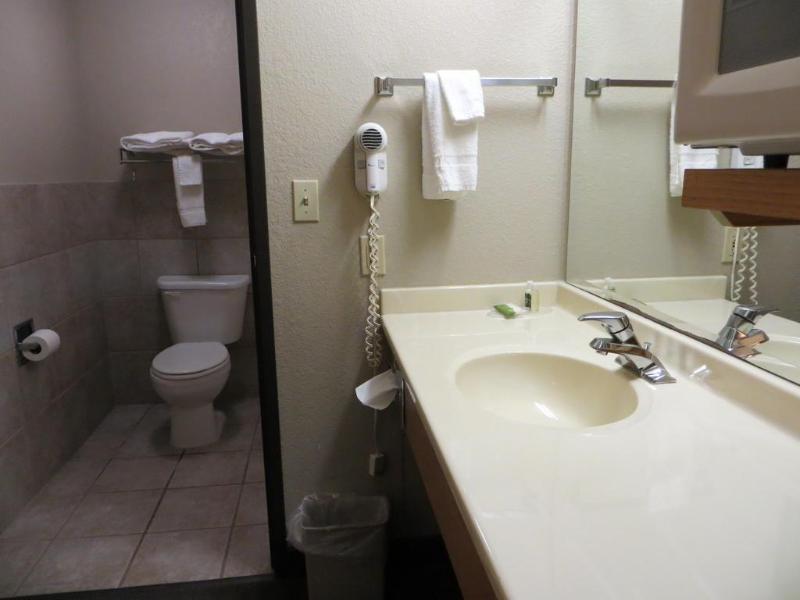 Super 8 Davenport Hotel Bagian luar foto